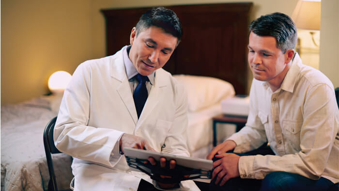 L&auml;&auml;k&auml;ri n&auml;ytt&auml;&auml; miehelle tuloksia tabletilta.