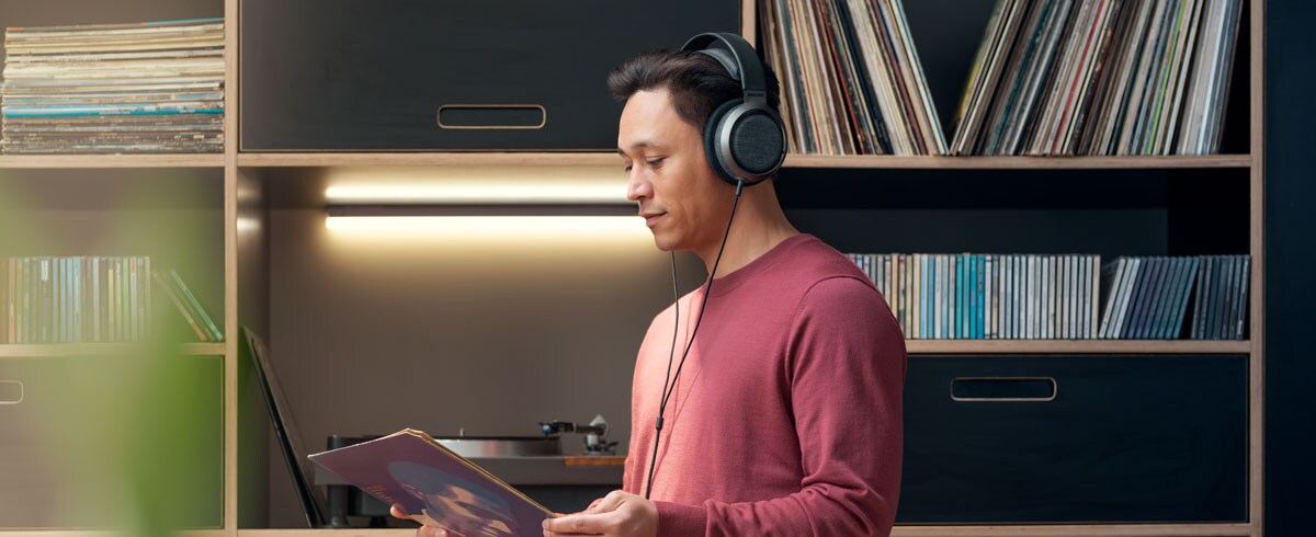 Mies kuuntelee musiikkia Philips X3 -kuulokkeista