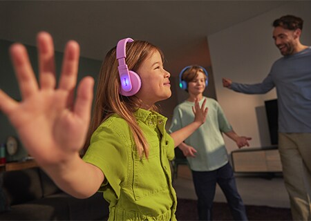 Lapset nauttimassa musiikista Philipsin korvan päälle asetettavien kuulokkeiden avulla