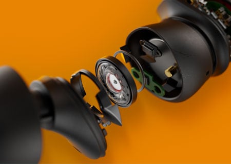 Tekninen lähikuva, joka näyttää täysin langattomien kuulokkeiden sisäosat