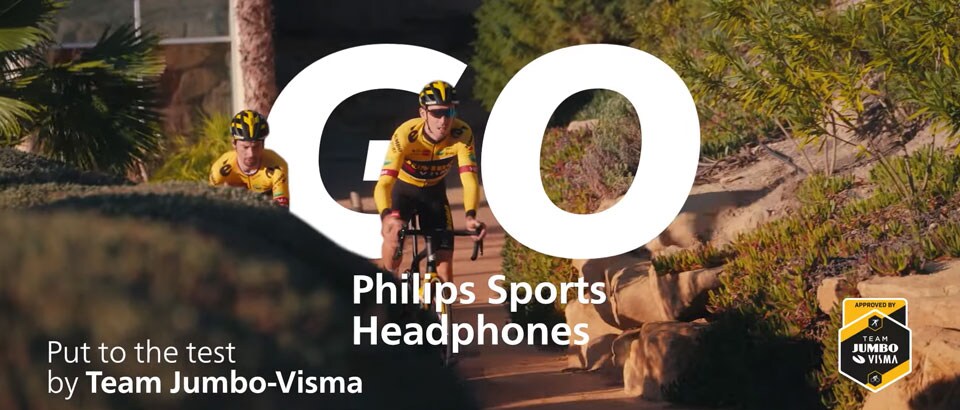 Kaksi Team Jumbo-Visma -urheilijaa pyöräilemässä ulkona