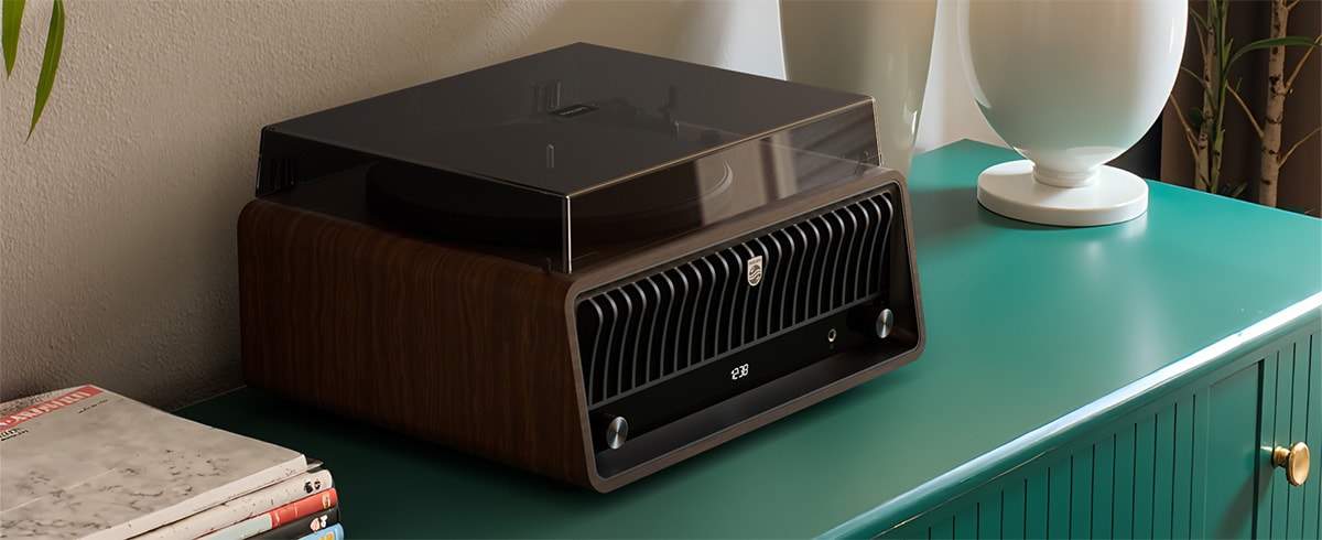 Philips TAV9000D levysoitin vihreällä kaapilla lampun vieressä