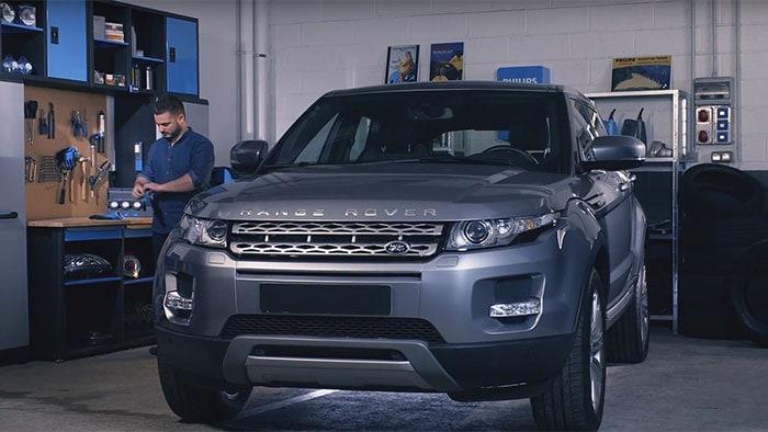 Näin vaihdat Range Rover Evoquen ajovalopolttimot