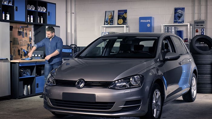 Näin vaihdat Volkswagen Golf VII:n ajovalopolttimot