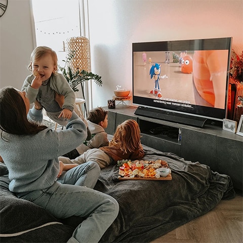 Familie ser Ambilight tv